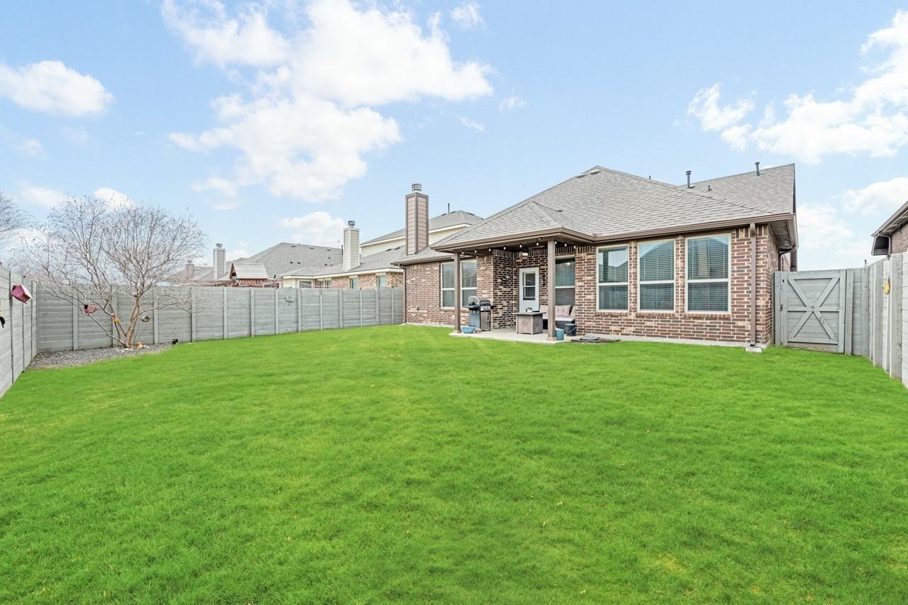 916 Falcon Rd - Photo 3 of 40