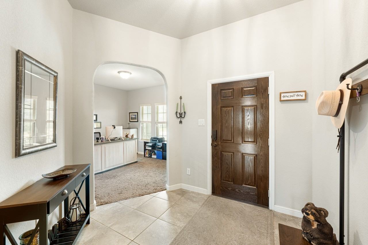 916 Falcon Rd - Photo 7 of 40