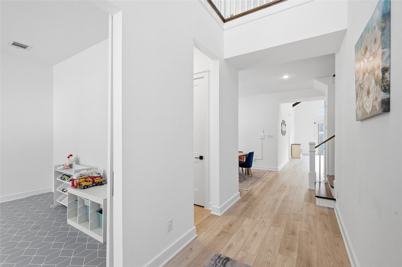 4728 Brockwell Dr - Photo 5 of 37