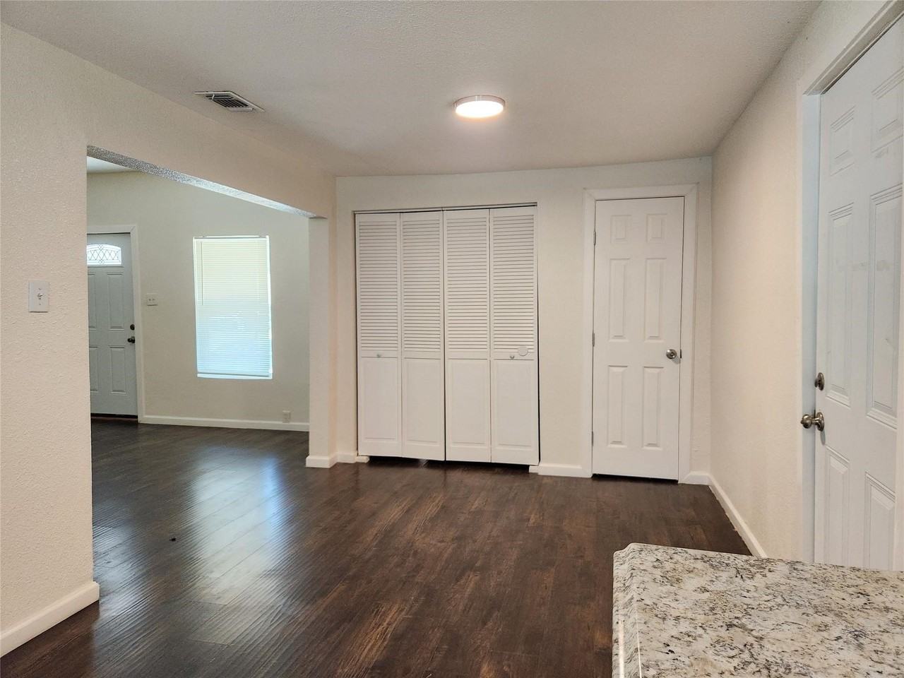2545 Metropolitan Ave - Photo 4 of 7