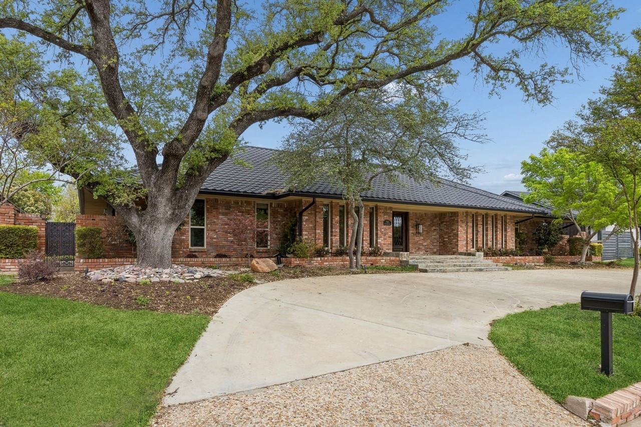 7023 Brookshire Dr - Photo 4 of 37