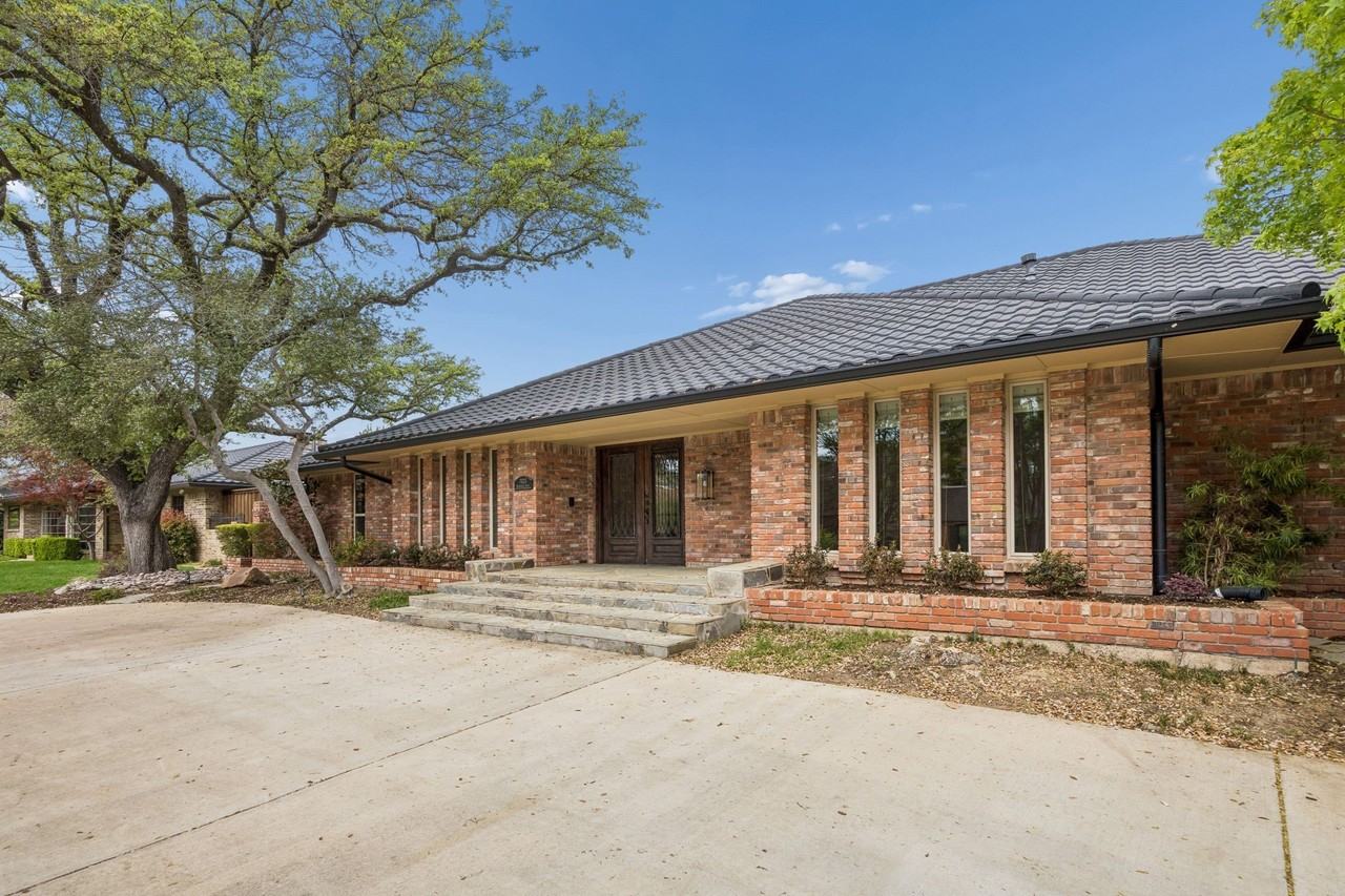 7023 Brookshire Dr - Photo 5 of 37