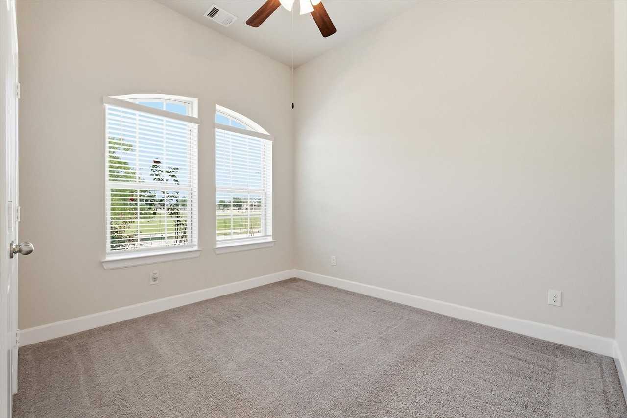 1113 15th St - Photo 3 of 39