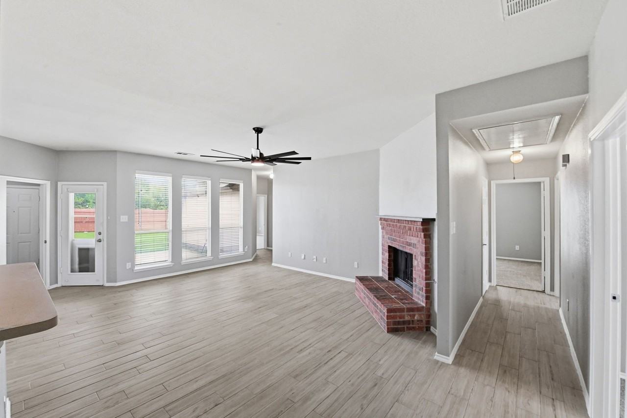 2120 New Holland Dr - Photo 5 of 34