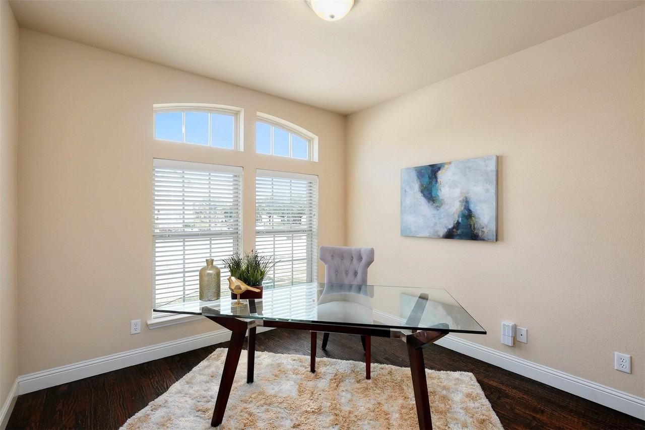 1087 Sahallee Dr - Photo 3 of 34