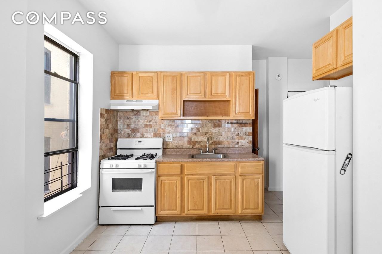 174 Bay 25th St #C4 - Photo 2 of 5