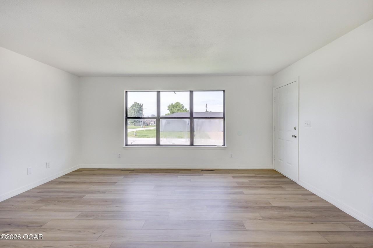 3042 W 15th St - Photo 4 of 18
