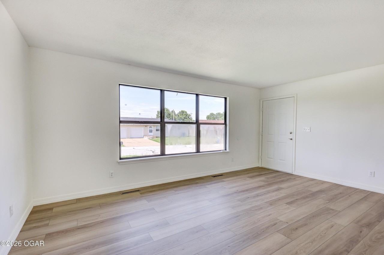 3042 W 15th St - Photo 5 of 18