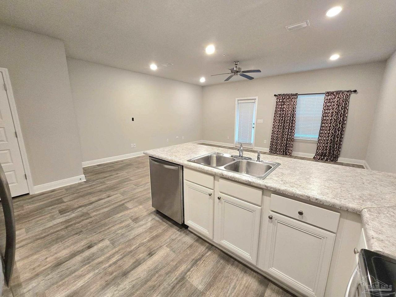 6012 Royal Port Ct - Photo 7 of 18