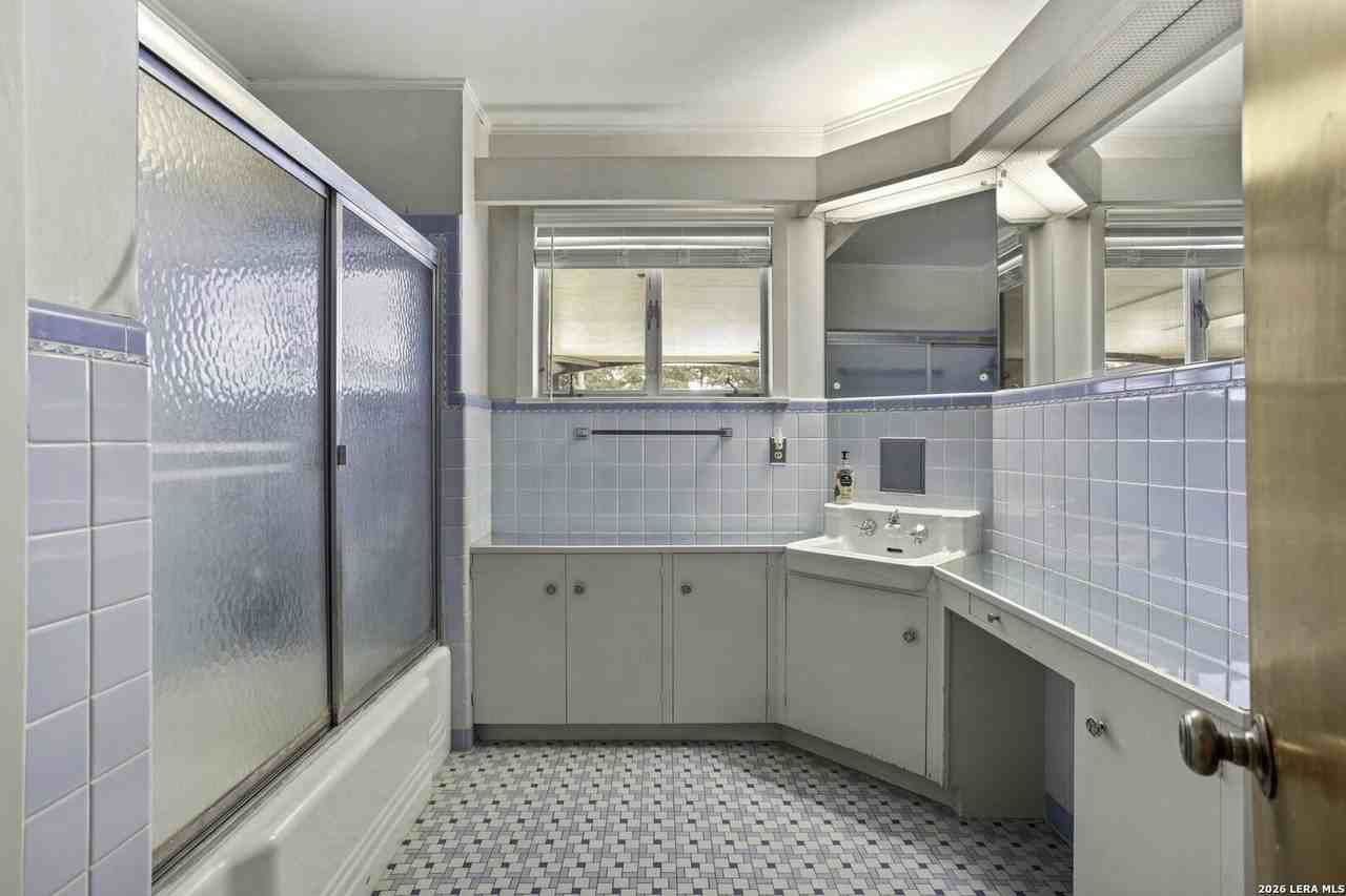 906 E Cedar St - Photo 7 of 18