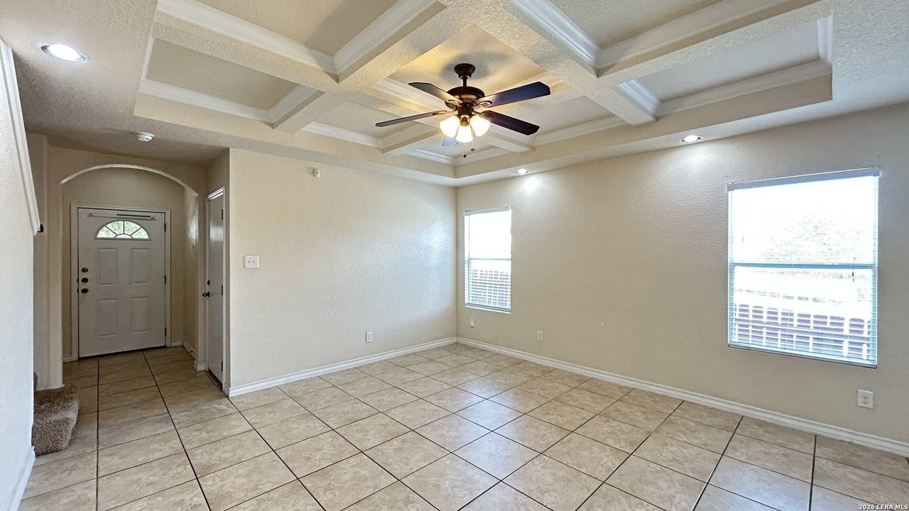 6404 Aspen Hl - Photo 3 of 27