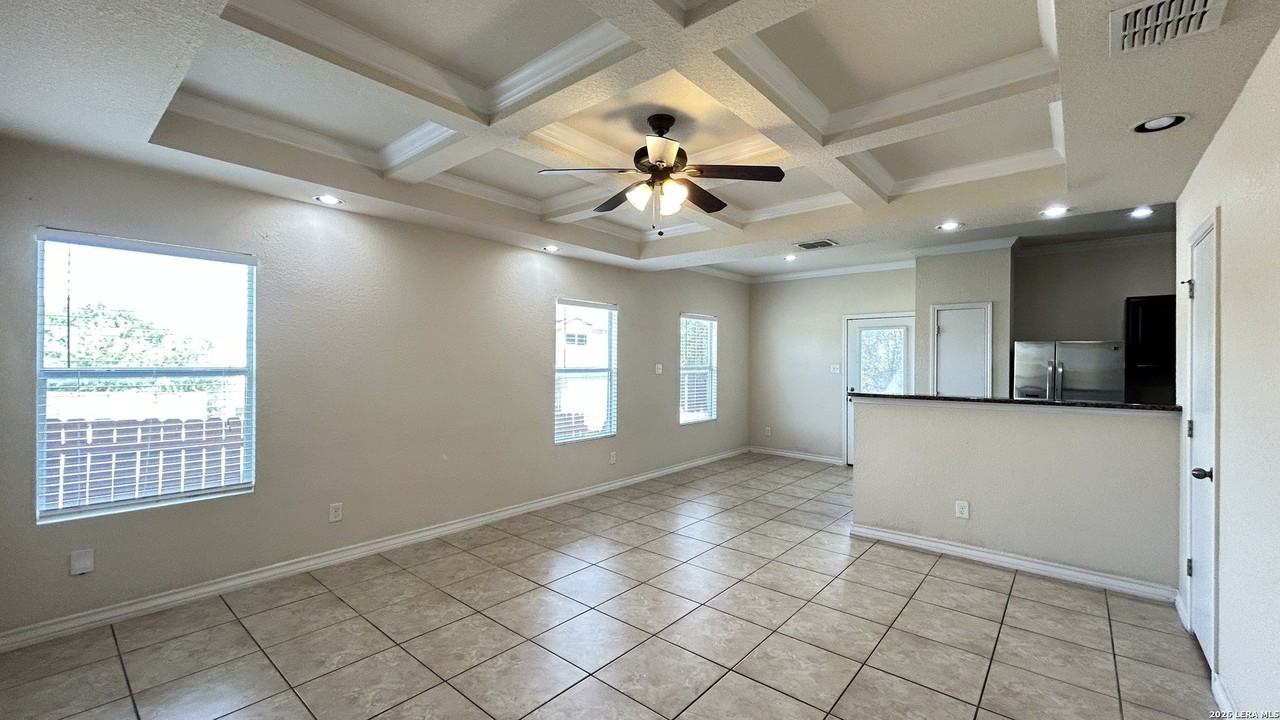 6404 Aspen Hl - Photo 4 of 27