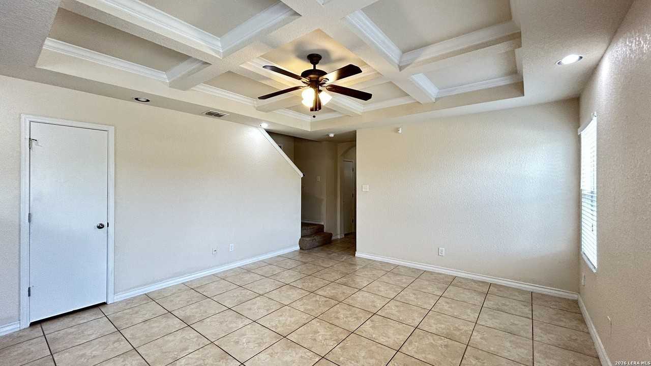6404 Aspen Hl - Photo 5 of 27