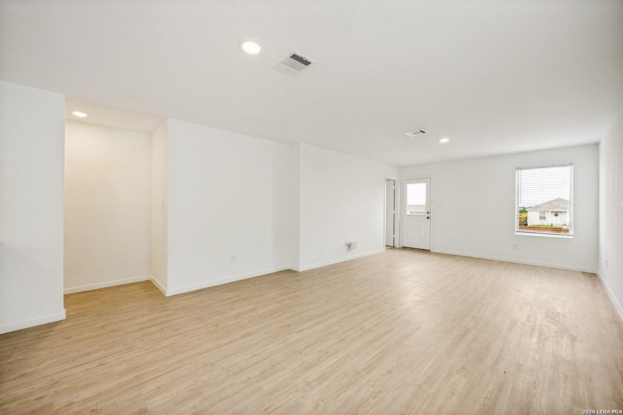 12850 Ratcliff Lk - Photo 4 of 25