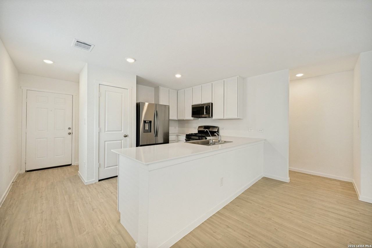 12850 Ratcliff Lk - Photo 5 of 25