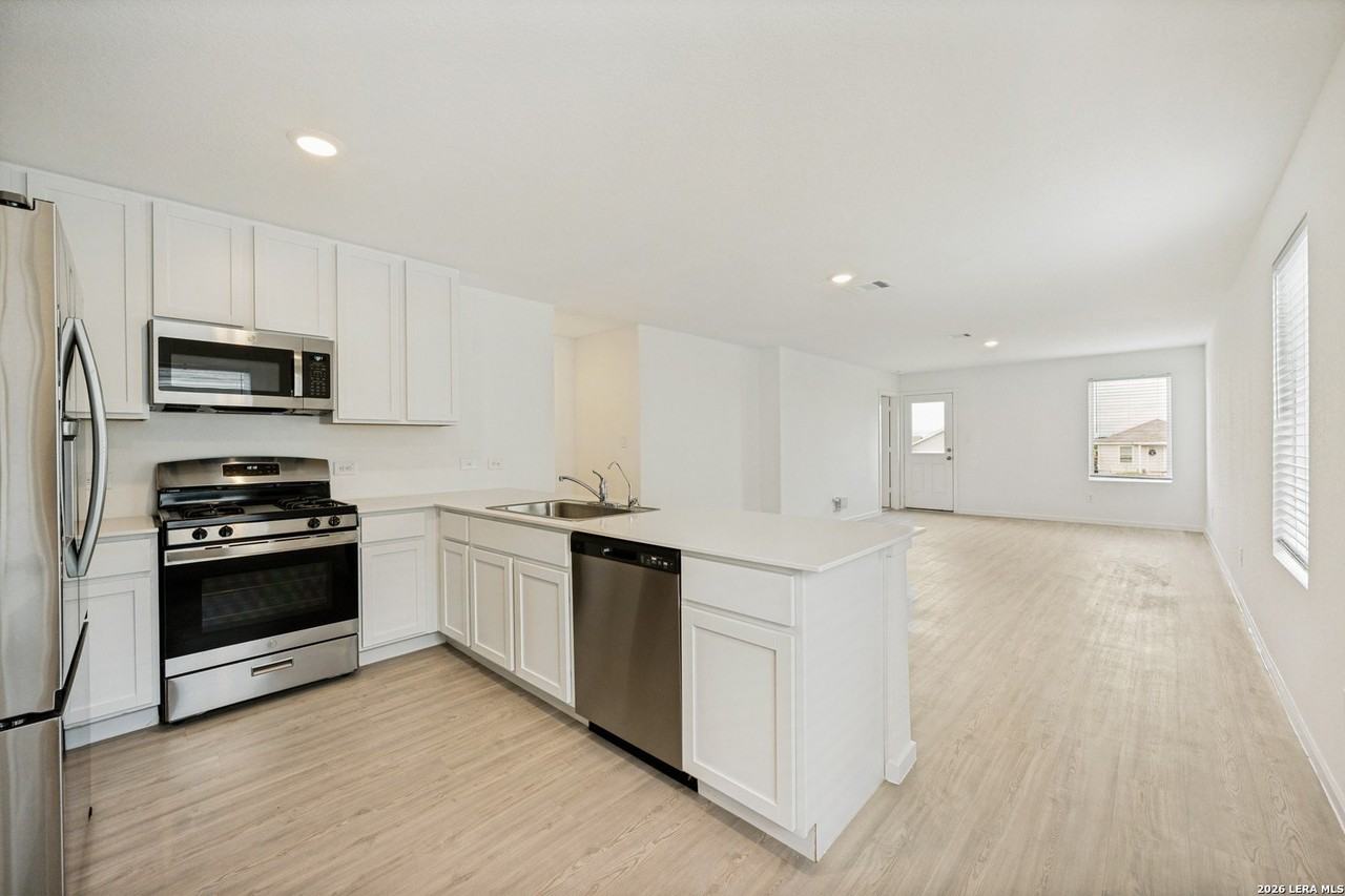 12850 Ratcliff Lk - Photo 6 of 25