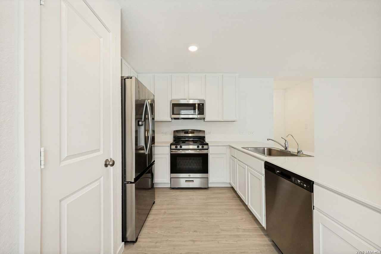 12850 Ratcliff Lk - Photo 7 of 25