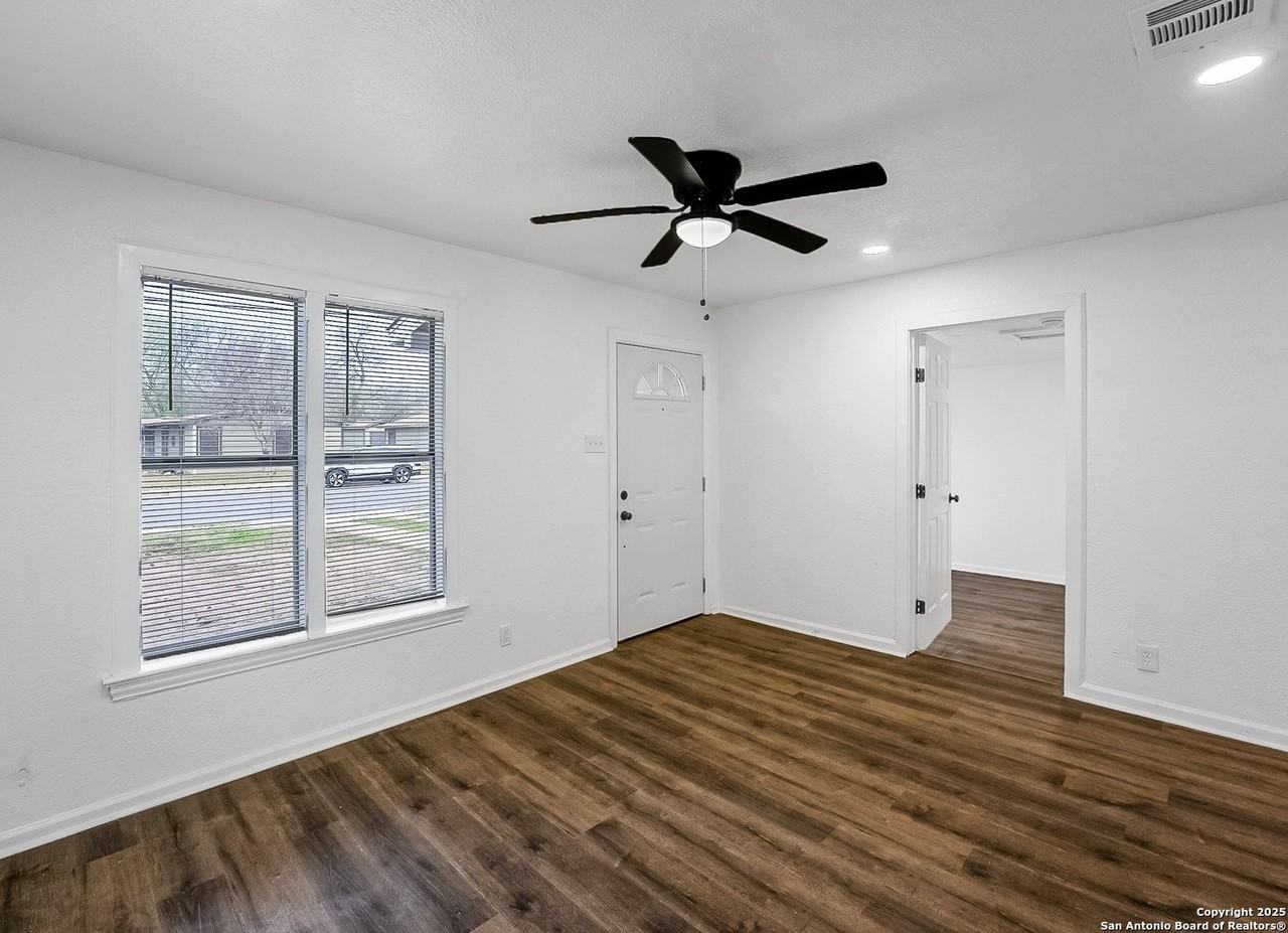 122 Stolnet St - Photo 3 of 16