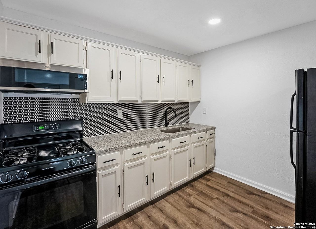 122 Stolnet St - Photo 4 of 16
