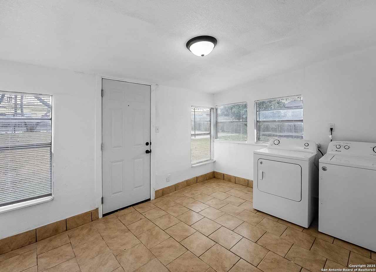 122 Stolnet St - Photo 5 of 16