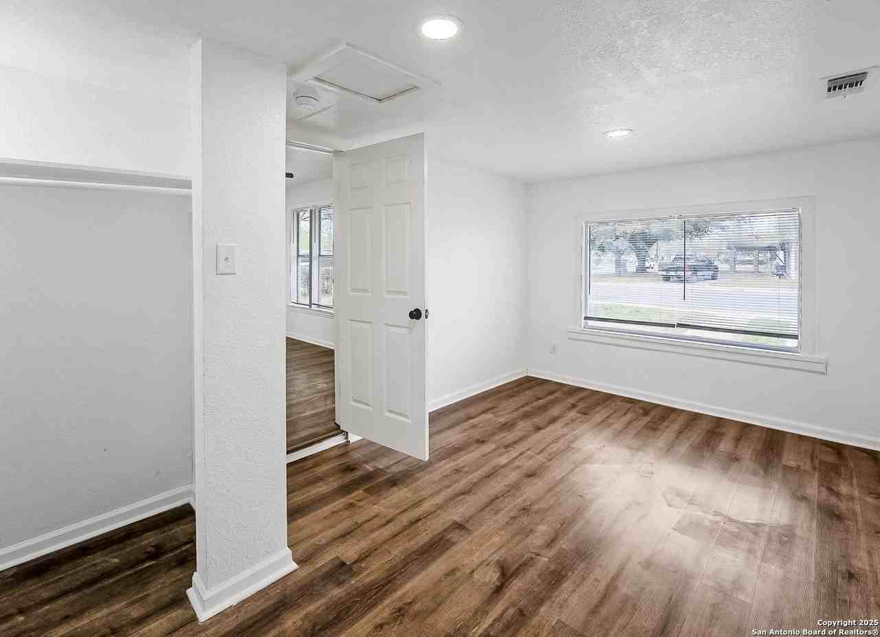 122 Stolnet St - Photo 6 of 16