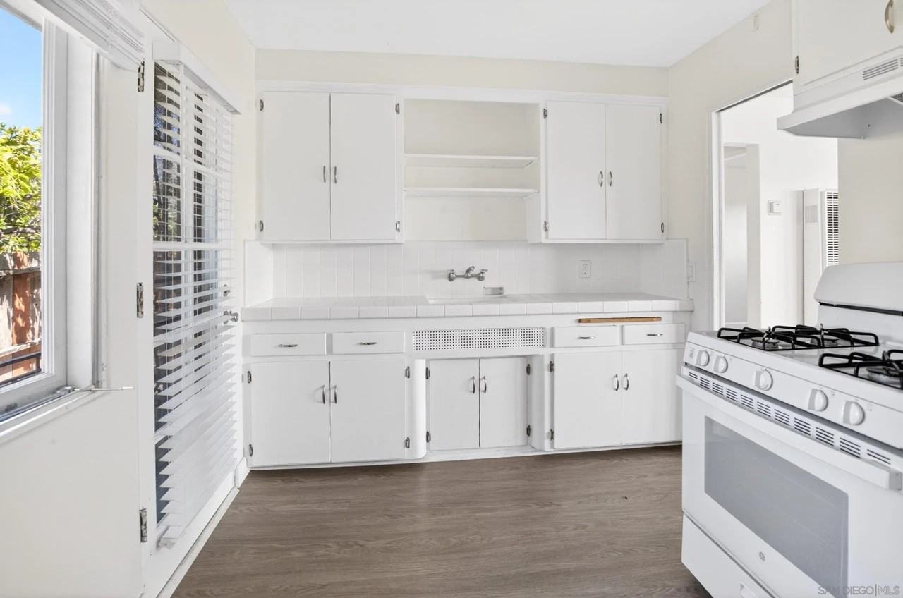 2324 Chatsworth Blvd - Photo 6 of 19