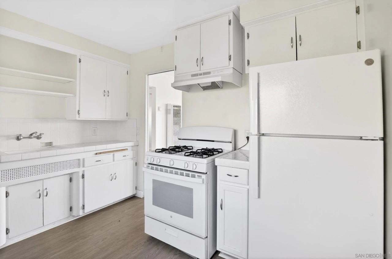 2324 Chatsworth Blvd - Photo 7 of 19