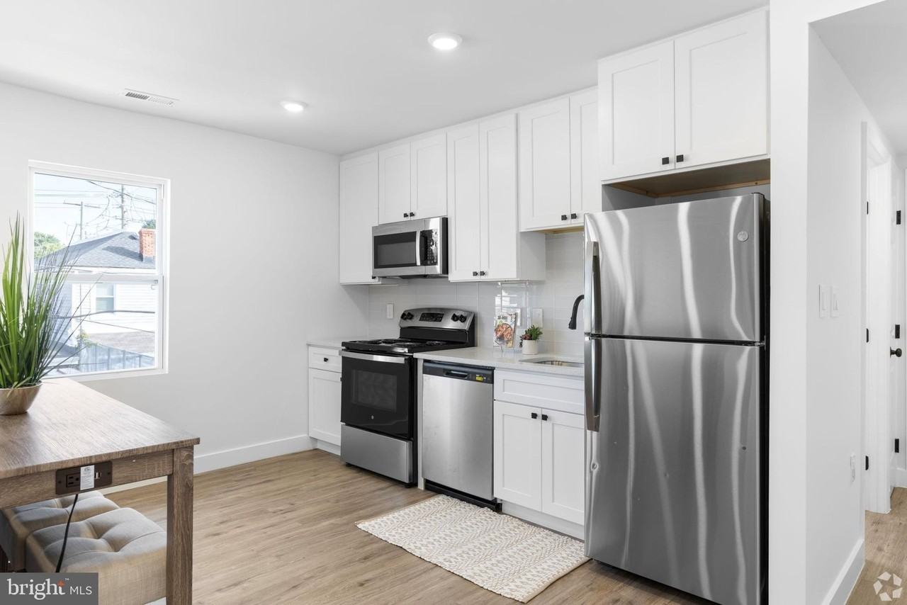324 61st St Ne #7 - Photo 2 of 5