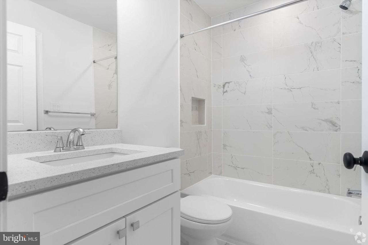 324 61st St Ne #7 - Photo 4 of 5