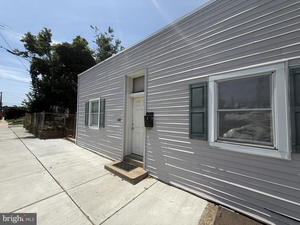 402 N Springfield Rd - Photo 2 of 11