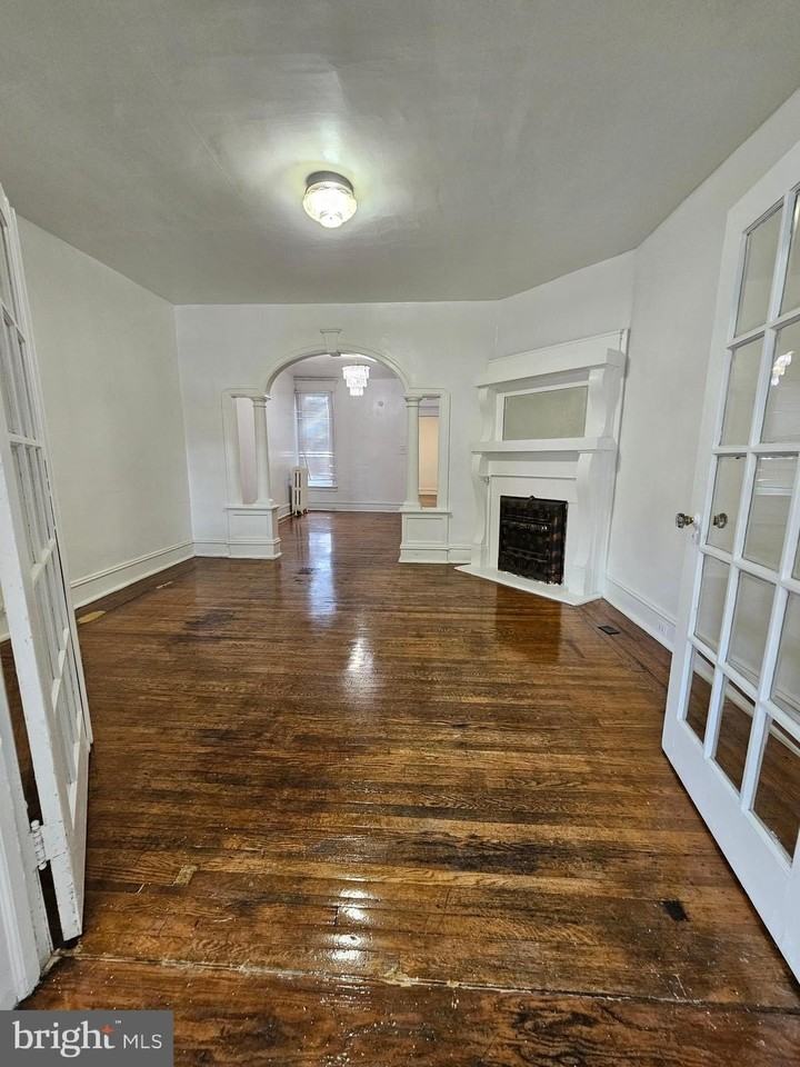 745 E Tioga St - Photo 4 of 24