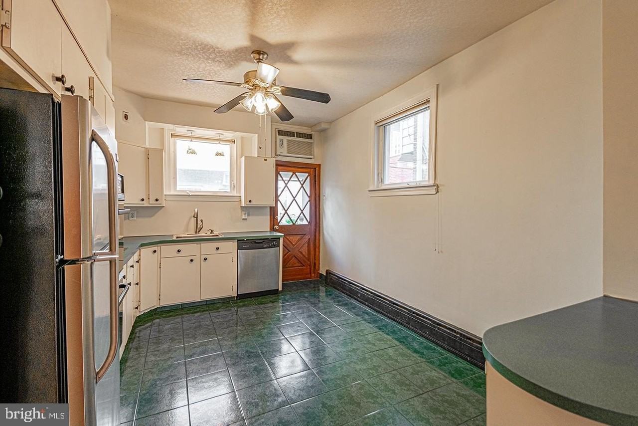 1136 Cross St - Photo 3 of 20
