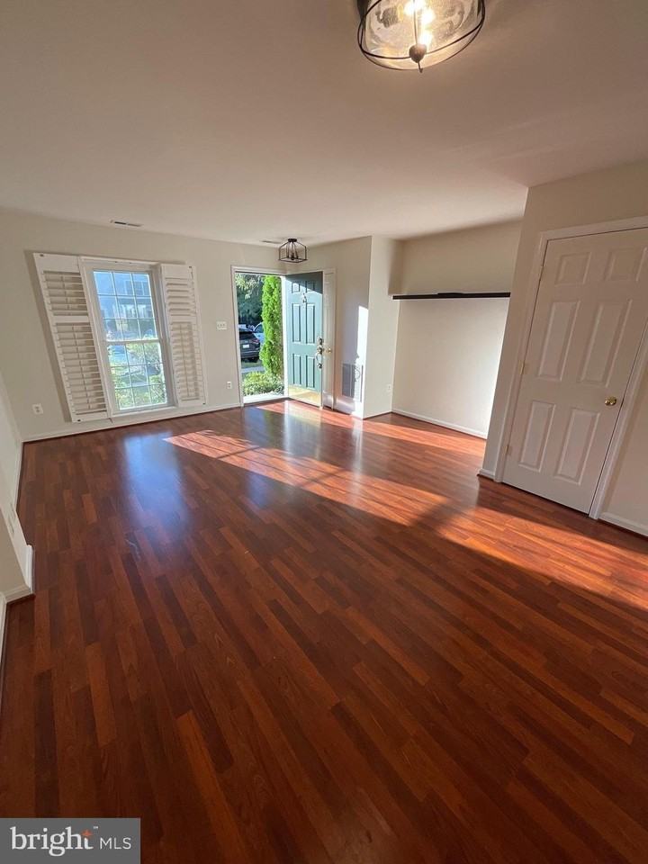 42793 Pilgrim Sq - Photo 3 of 22