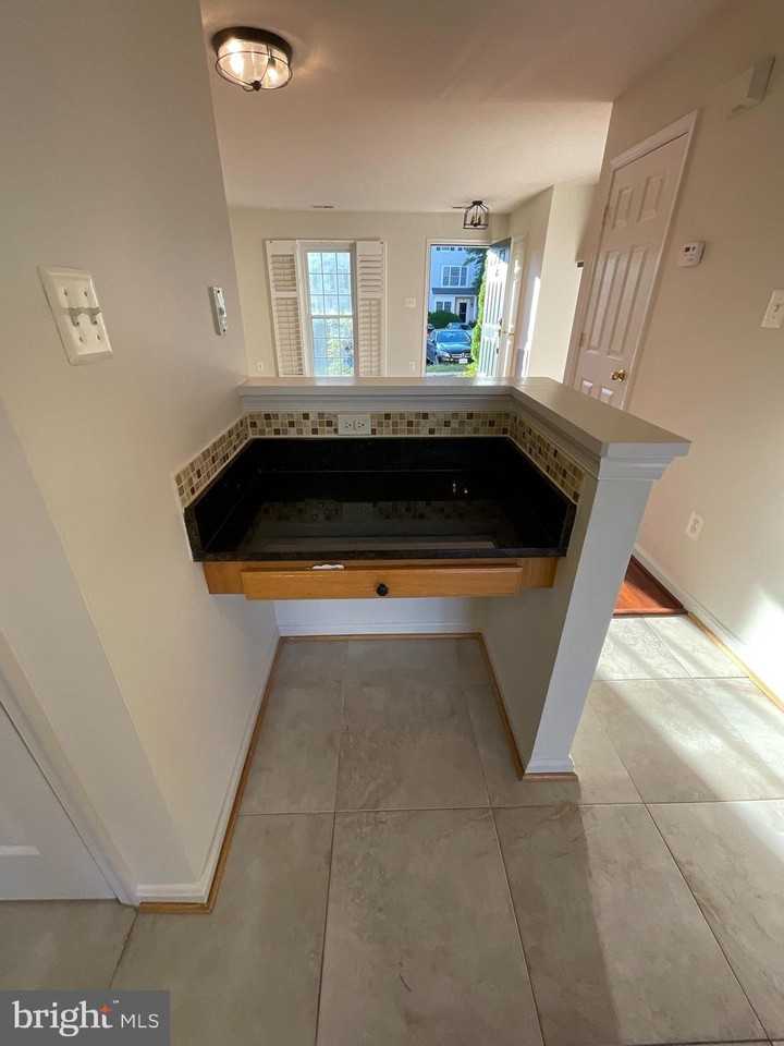 42793 Pilgrim Sq - Photo 4 of 22