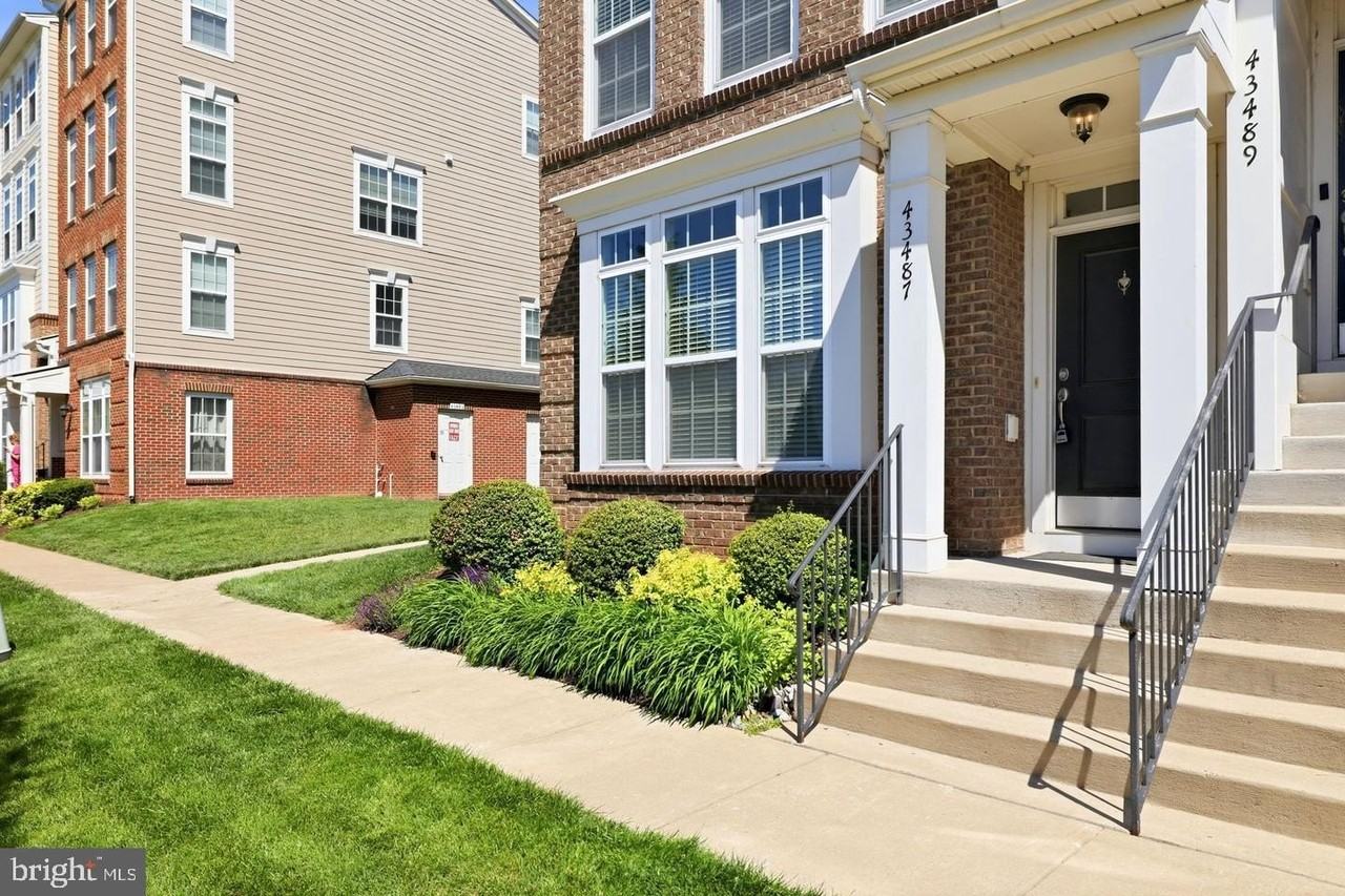 43487 Town Gate Sq - Photo 4 of 50