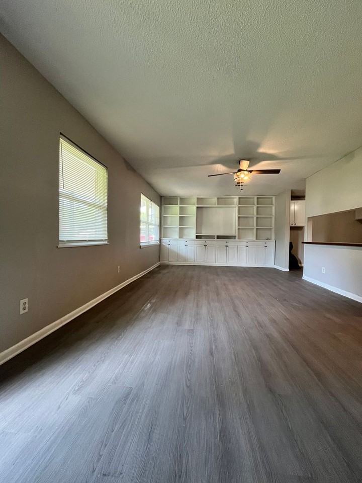 203 Lynn Ln - Photo 2 of 13