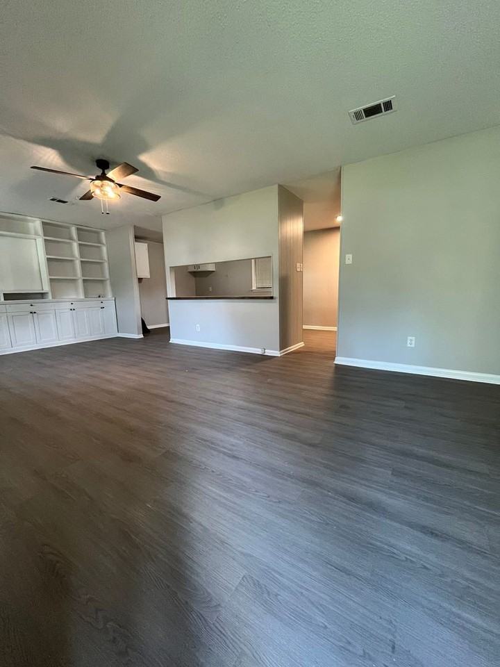 203 Lynn Ln - Photo 3 of 13
