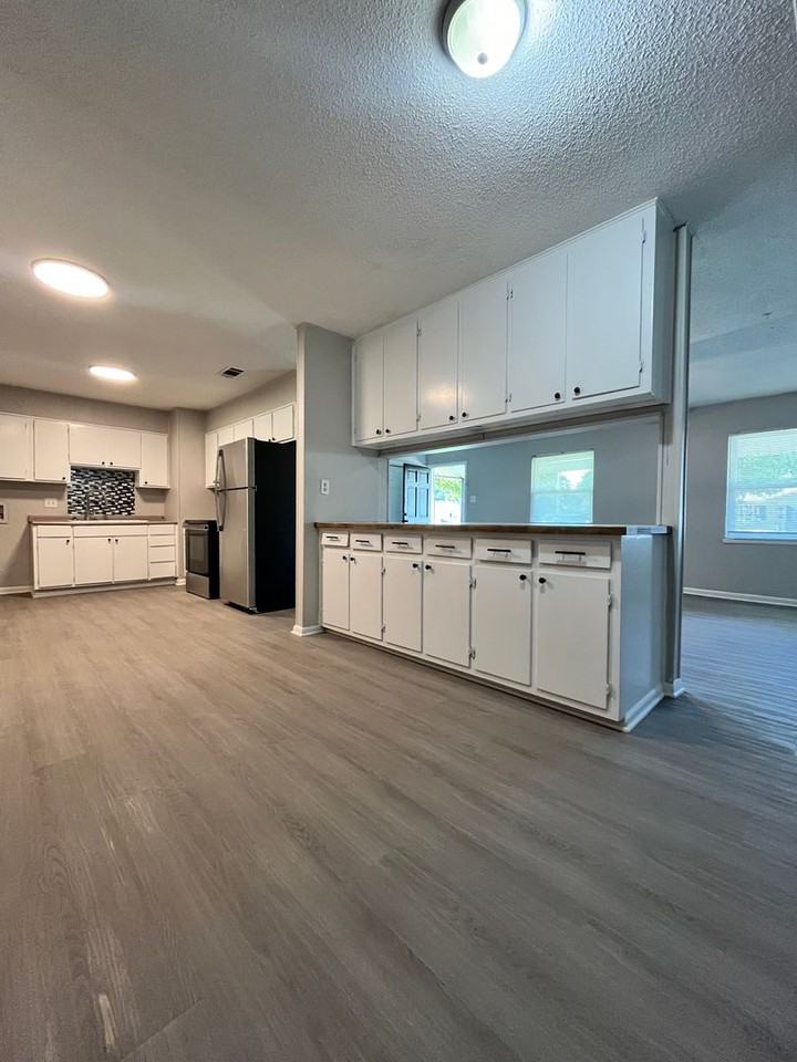 203 Lynn Ln - Photo 5 of 13