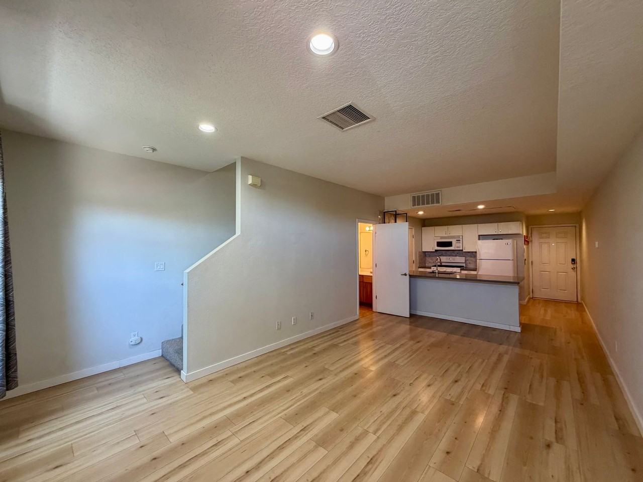 702 Broadway Blvd Se #8 - Photo 3 of 16