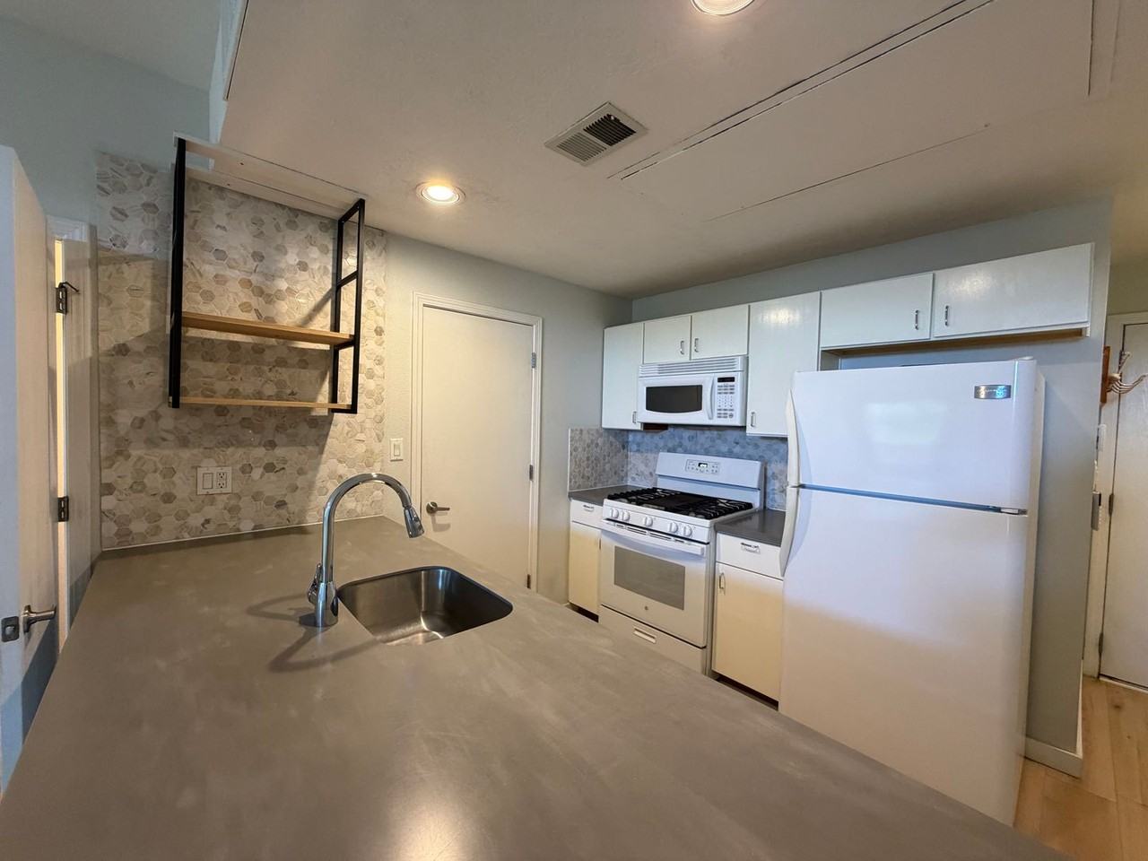 702 Broadway Blvd Se #8 - Photo 5 of 16