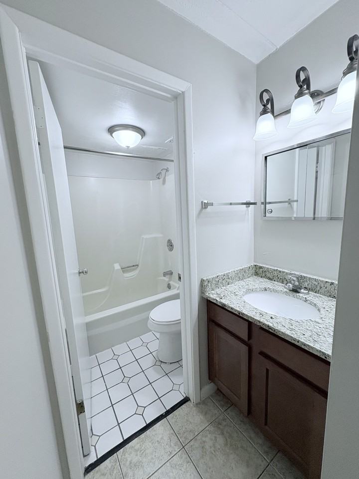 209C Mcknight Cir #C209 - Photo 6 of 13