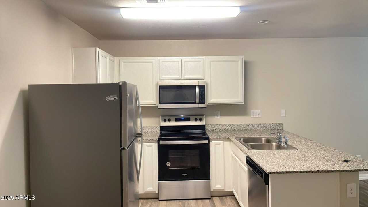 194 E Watson Pl - Photo 4 of 17