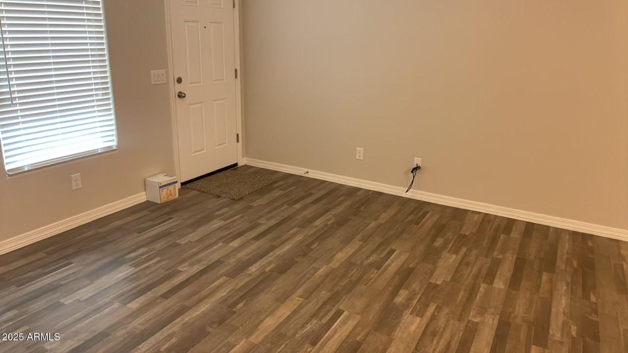 194 E Watson Pl - Photo 5 of 17