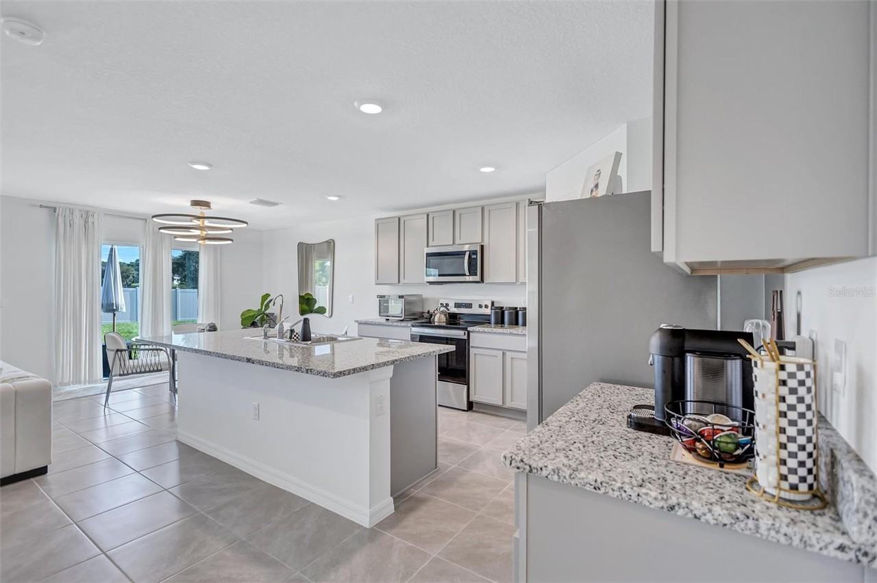 7601 Rosewood Garden Loop - Photo 7 of 47
