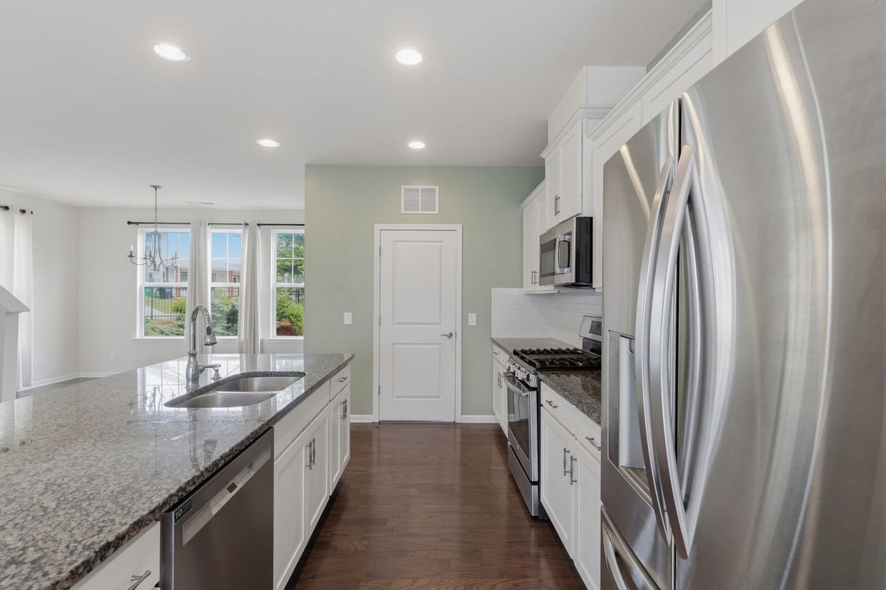 1502 Sharon Rd W - Photo 6 of 40