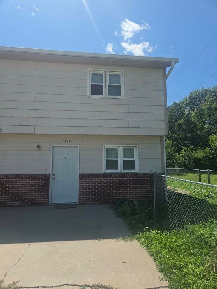 1379 Parkside Dr - Photo 2 of 11