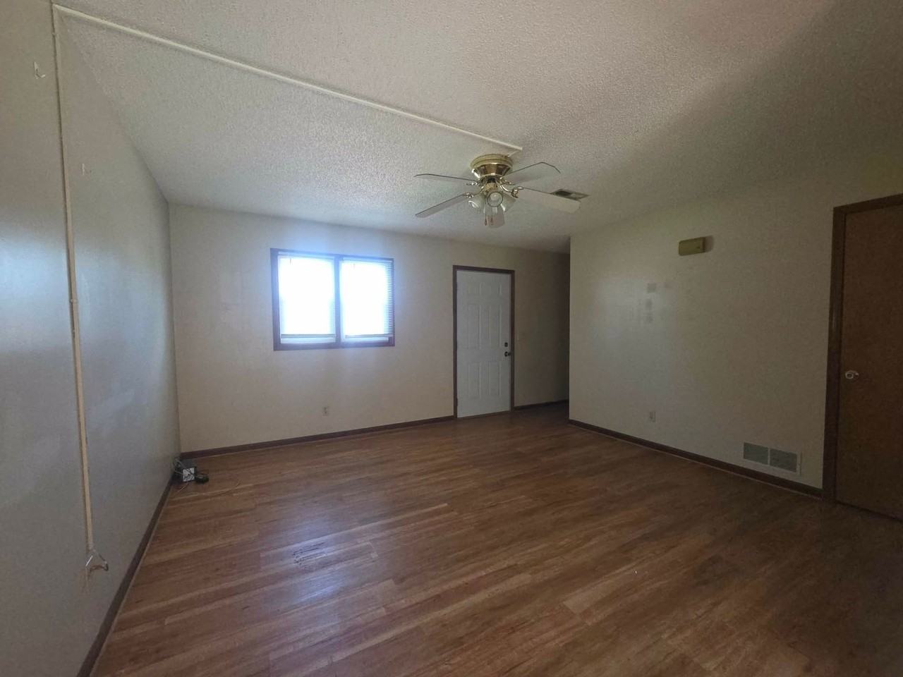 1379 Parkside Dr - Photo 3 of 11
