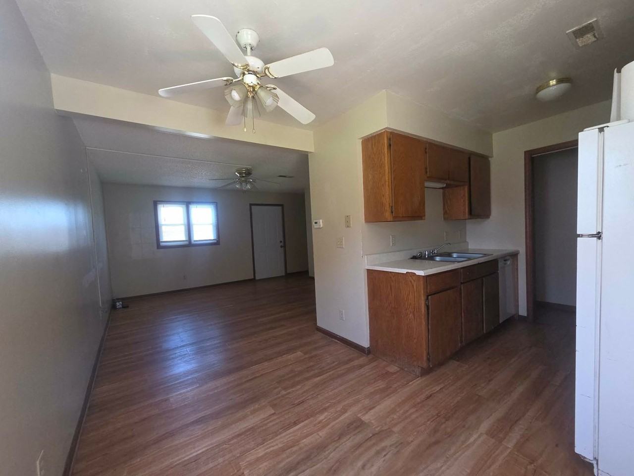 1379 Parkside Dr - Photo 5 of 11