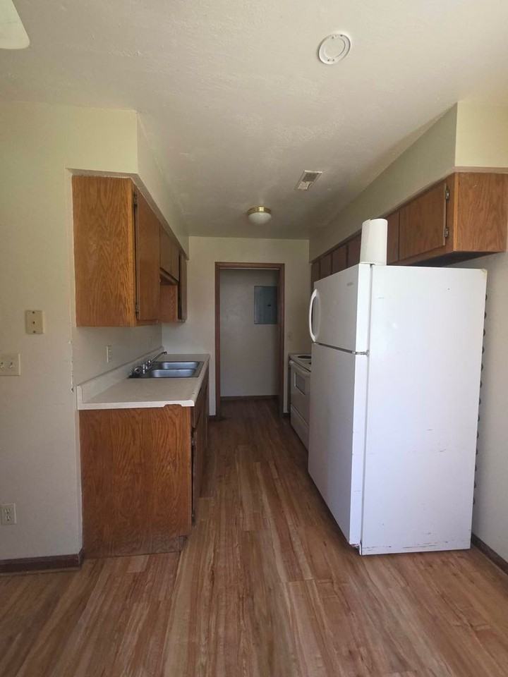 1379 Parkside Dr - Photo 6 of 11