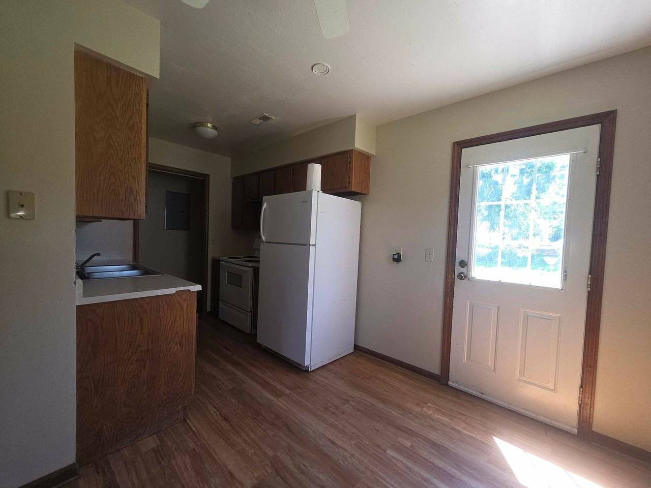 1379 Parkside Dr - Photo 7 of 11